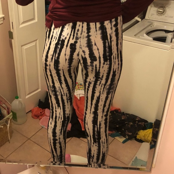 Patterned b&w leggings - Picture 3 of 4